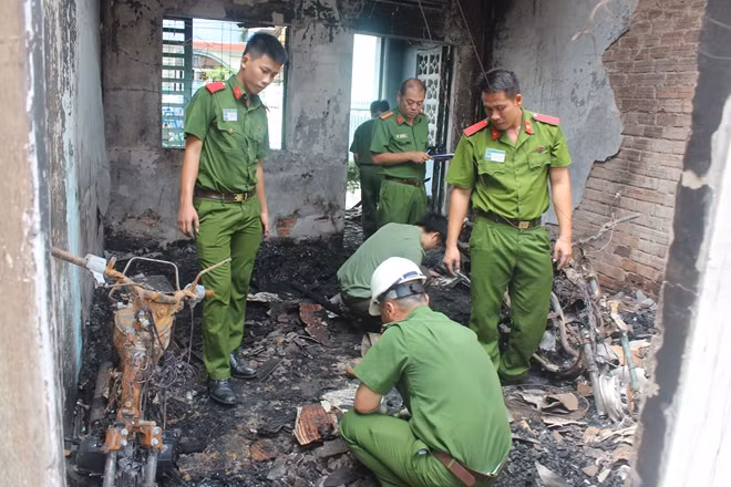 Công an khám nghiệm hiện trường 4 căn nhà bị cháy.