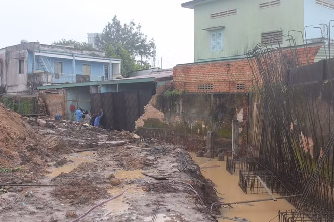 Đoạn tường rào bị sập gây ra vụ tai nạn thương tâm.