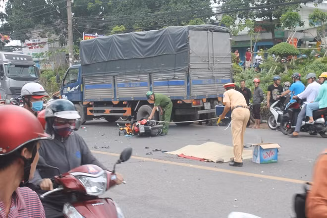 Công an khám nghiệm hiện trường.