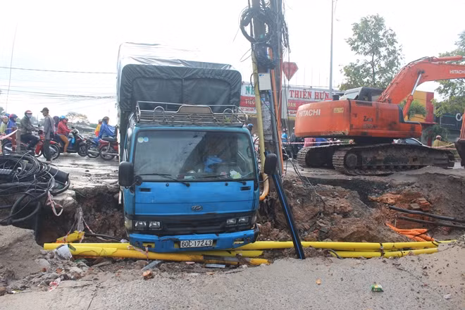 Xe tải bị sụp hố sau cơn mưa.