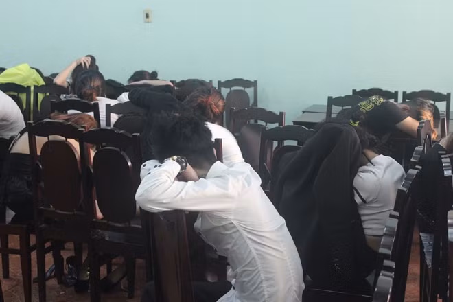 Các đối tượng bị tạm giữ ở cơ quan Công an.