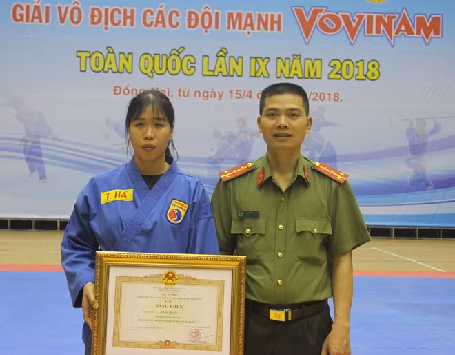 Vận động viên Phùng Thu Hà của đoàn CAND nhận Bằng khen của Thủ tướng Chính phủ.