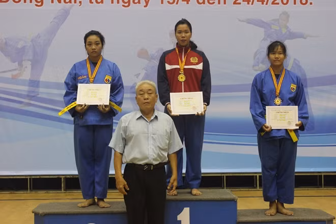 VĐV Phùng Thu Hà trên bục nhận Huy chương vàng.
