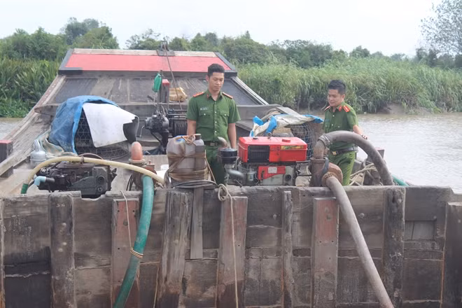Thuyền hút cát công an thu giữ của cát tặc.