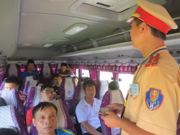 Lực lượng CSGT Công an tỉnh Sơn La tăng cường tuần tra kiểm soát xe khách phòng ngừa tội phạm buôn bán, vận chuyển ma túy. Lực lượng CSGT Công an tỉnh Sơn La tăng cường tuần tra kiểm soát xe khách phòng ngừa tội phạm buôn bán, vận chuyển ma túy.