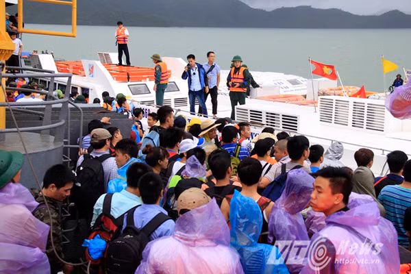 Những hành khách cuối cùng rời đảo Cô Tô an toàn sau nhiều ngày bị mắc kẹt. Ảnh: VTC News.
