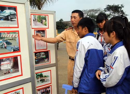 Cán bộ CSGT - Công an tỉnh Sơn La tuyên truyền về an toàn giao thông cho các em học sinh.