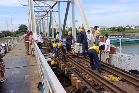 Hiện trường vụ sà lan va chạm với cầu sắt Bình Lợi.