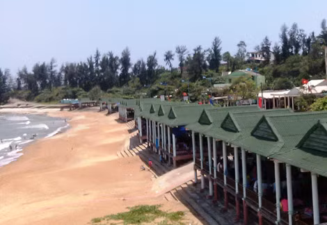 Một góc bãi tắm Cửa Tùng hiện nay.