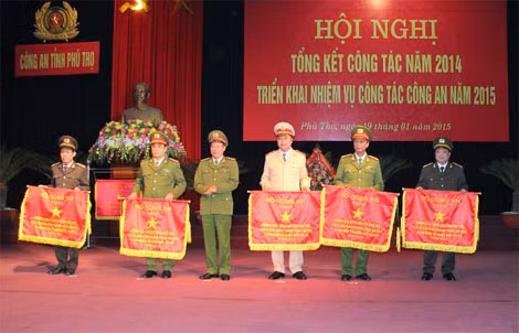 Thứ trưởng Lê Quý Vương trao Cờ thi đua của Bộ Công an cho 5 đơn vị.