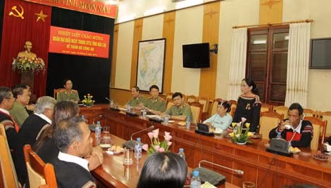 Các đại diện người có uy tín tỉnh Đắk Lắk báo cáo với Thứ trưởng Thường trực Đặng Văn Hiếu và các đại biểu tình hình phát triển kinh tế, xã hội của tỉnh Đắk Lắk.