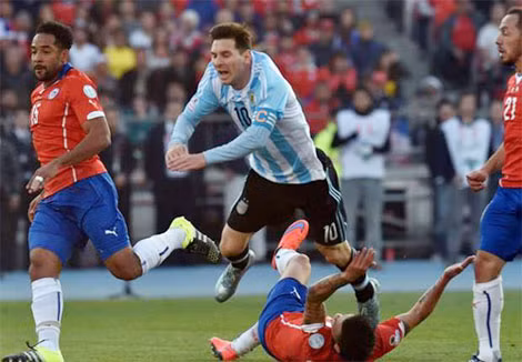 Messi phải đối mặt với phiền toái cả ở dưới sân lẫn trên khán đài. Ảnh: Reuter