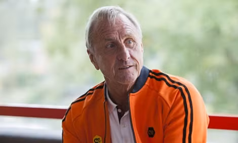 Thánh Cruyff - người đặt nền móng cho rất nhiều phát kiến chiến thuật vĩ đại.