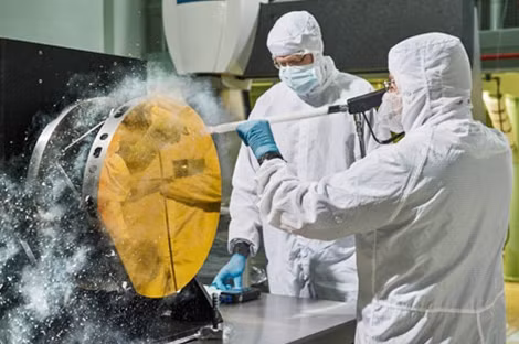 Các kỹ sư NASA làm sạch gương của kính thiên văn James Webb bằng Carbon Dioxide Snow.