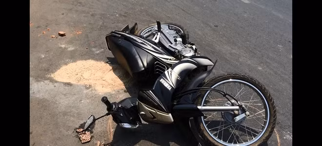 Chiếc xe gắn máy của hai nạn nhân tại hiện trường