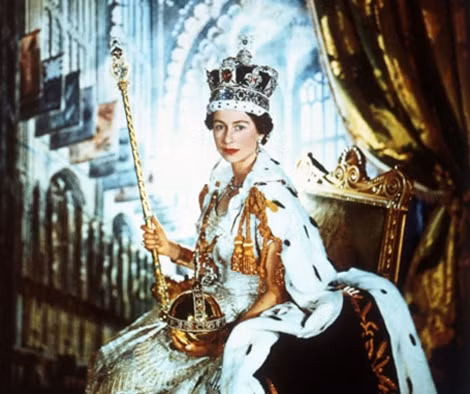 Nữ hoàng Elizabeth II trong lễ đăng quang vào giữa năm 1953, với đầy đủ báu vật thiết yếu gồm Vương miện, Vương trượng và Quả cầu Hoàng gia.