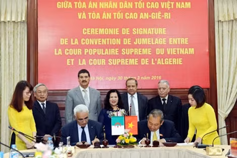 Đồng chí Trương Hòa Bình và Ngài Boudi Slimane tại buổi lễ ký kết.