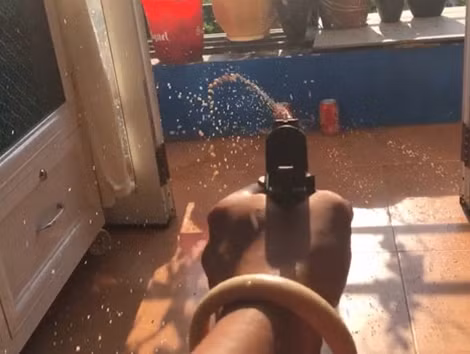Bắn bể lon nước ngọt.