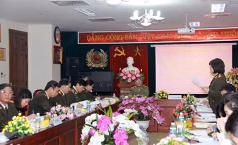 Chủ nhiệm đề tài báo cáo kết quả nghiên cứu.