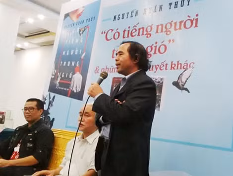 Các nhà phê bình, nhà văn bày tỏ quan điểm về “Có tiếng người trong gió” tại buổi tọa đàm.