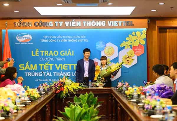 TGĐ Nguyễn Việt Dũng trao giải khách hàng trúng giải đặc biệt.