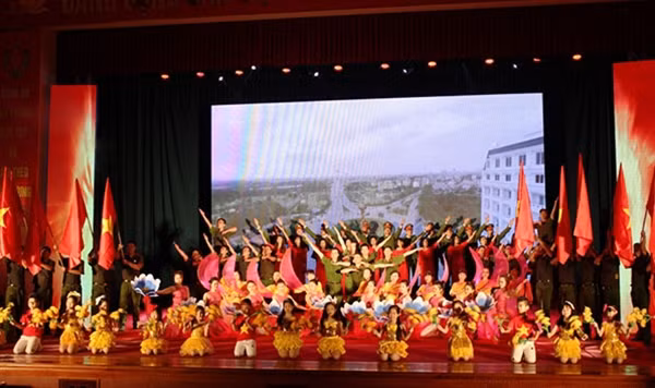 Biểu diễn văn nghệ tại lễ kỷ niệm.