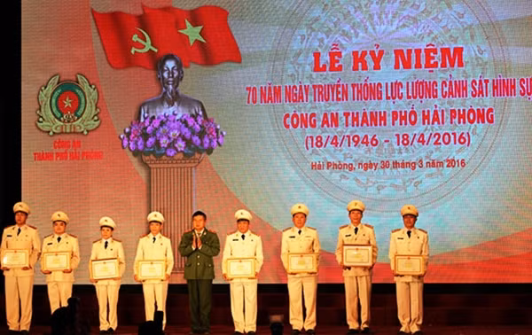 Trao thưởng cho các tập thể, cá nhân.