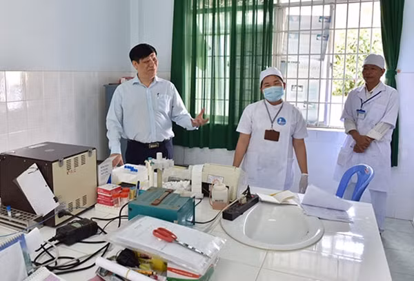Thứ trưởng Bộ Y tế Nguyễn Thanh Long kiểm tra công tác phòng chống dịch do virus Zika.