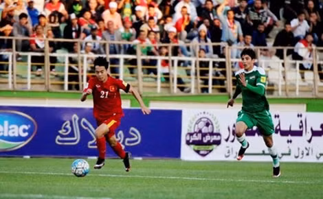 Một pha tranh cướp bóng trong trận Việt Nam - Iraq. Ảnh: Nhật Đoàn VNN.