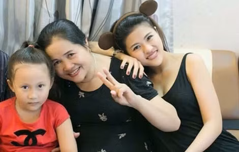 DJ Ngọc Anh hạnh phúc bên mẹ và em gái.