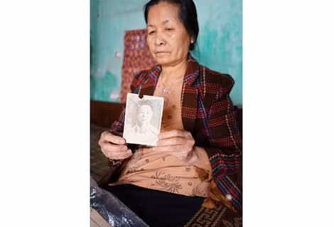 Bà Đào Thị Vui và bức ảnh duy nhất của ông Tửu.