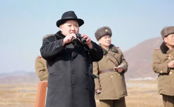 Nhà lãnh đạo CHDCND Triều Tiên Kim Jong-un thị sát một cuộc tập trận của nước này. Ảnh: KCNA