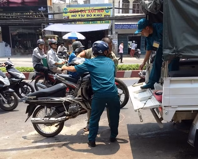 Xe của hai nạn nhân được đưa về trụ sở làm rõ
