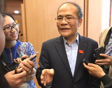 Chủ tịch Quốc hội Nguyễn Sinh Hùng bên lề Quốc hội.