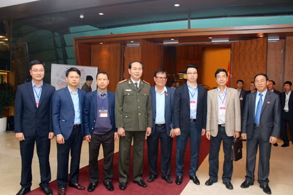 Bộ trưởng Trần Đại Quang cùng các nhà báo và đại biểu Quốc hội trong giờ giải lao sáng 29-3.Ảnh: Quỳnh Vinh.