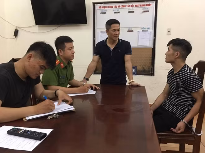 Công an TP Huế lấy lời khai đối tượng Đặng Thành Công (bìa phải)