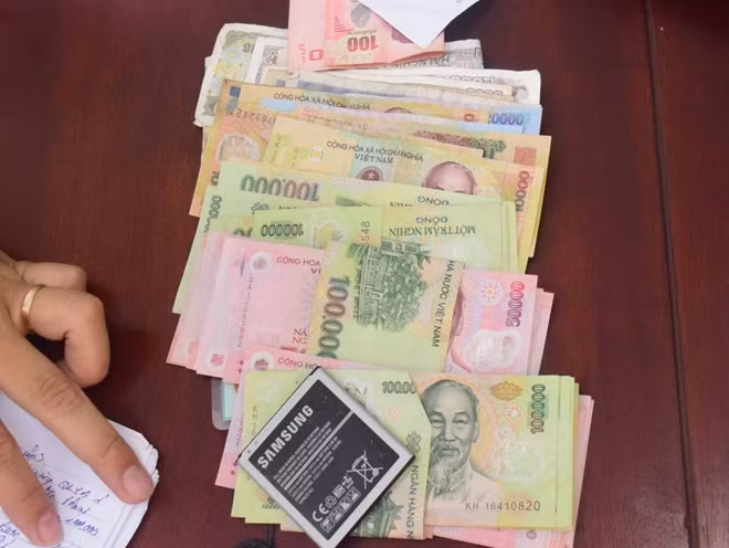 Số tài sản do Loan trộm cắp tại Bệnh viện được Công an thu giữ.