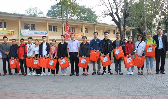 Lãnh đạo trường ĐH Nông lâm, ĐH Huế tặng quà cho các sinh viên có hoàn cảnh khó khăn để về quê đón Tết cùng gia đình.