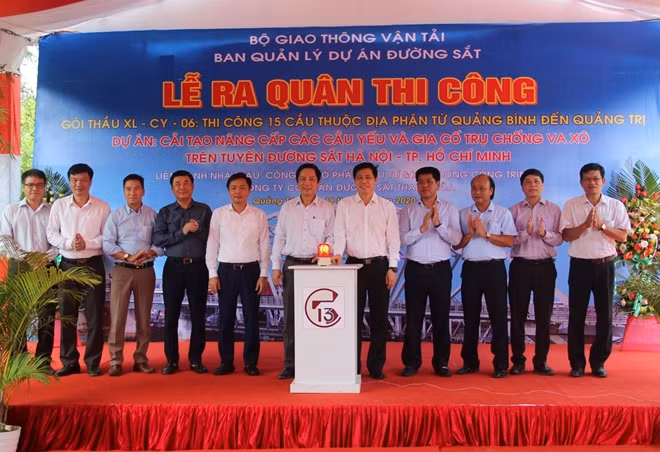 Thứ trưởng Bộ GTVT Nguyễn Ngọc Đông cùng các đại biểu phát lệnh thi công gói thầu 06.