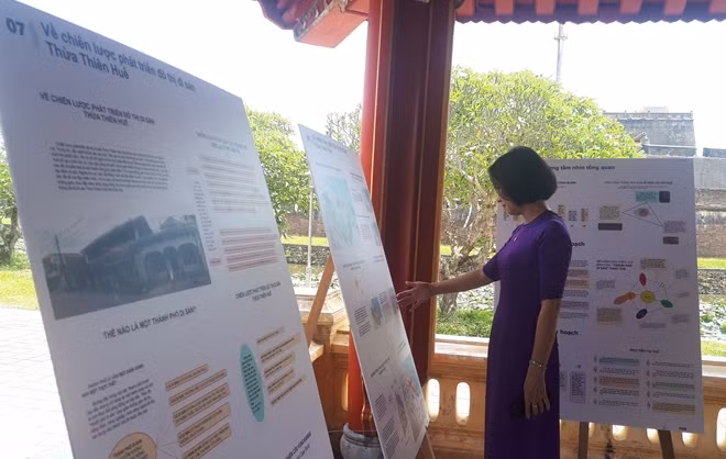 Nội dung tham vấn ý kiến cộng đồng được trưng bày tại khuôn viên di tích Phu Văn Lâu (đường Lê Duẫn, TP Huế).