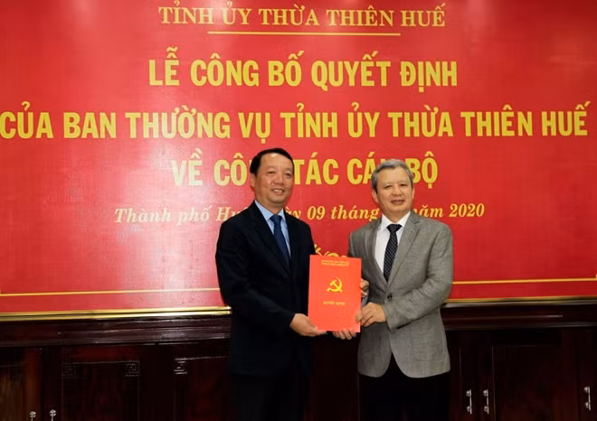 Bí thư Tỉnh ủy Thừa Thiên Huế Lê Trường Lưu trao quyết định của Ban Thường vụ Tỉnh ủy cho đồng chí Phan Thiên Định (góc trái).