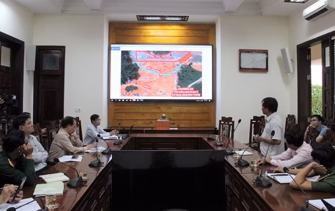 Đại diện lãnh đạo các đơn vị tham gia họp bàn phương án tìm kiếm nạn nhân còn mất tích tại Rào Trăng 3.