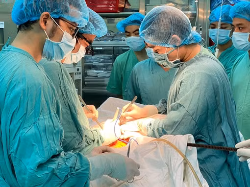 Sửa mái bếp, người đàn ông bị thanh sắt đâm xuyên ngực ảnh 3