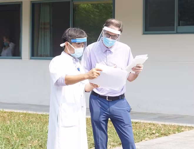 Du khách Anh bày tỏ lòng cảm ơn đến các y, bác sĩ Bệnh viện T.Ư Huế trước khi rời khỏi khu cách ly, điều trị.