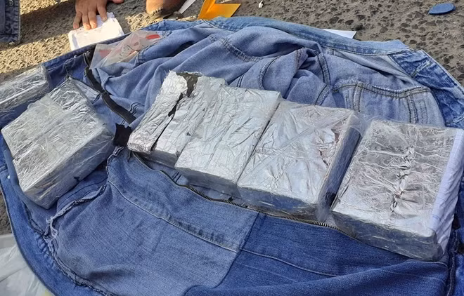 Số lượng bánh heroin được cơ quan chức năng thu giữ. (Ảnh: T. Hà).