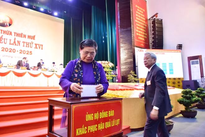 Phó Chủ tịch Thường trực Quốc hội Tòng Thị Phóng ủng hộ đồng bào miền Trung khắc phục hậu quả lũ lụt.
