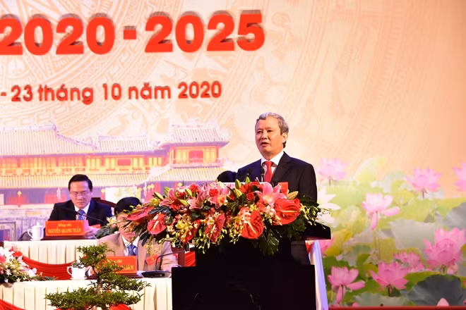 Bí thư Tỉnh ủy, Chủ tịch HĐND tỉnh Thừa Thiên Huế Lê Trường Lưu phát biểu khai mạc Đại hội Đảng bộ tỉnh.