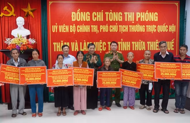 Phó Chủ tịch Thường trực Quốc hội Tòng Thị Phóng và Thứ trưởng Lê Quốc Hùng trao quà cho các hộ nghèo thuộc thuộc dự án di dân tái định khu vực I Kinh thành Huế.