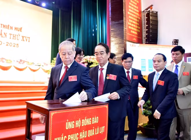 Lãnh đạo Tỉnh ủy, UBND tỉnh Thừa Thiên Huế ủng hộ đồng bào miền Trung khắc phục hậu quả lũ lụt.