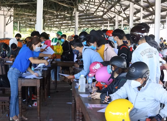 Lực lượng tình nguyện viên hướng dẫn người dân khai báo y tế.
